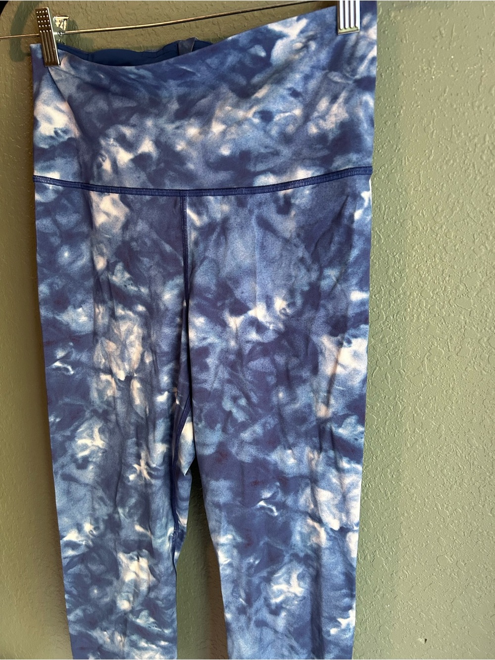 Lululemon Run with the Waves Crop 21" Speckle Spray Dye Blue Multi - Picture 2 of 5